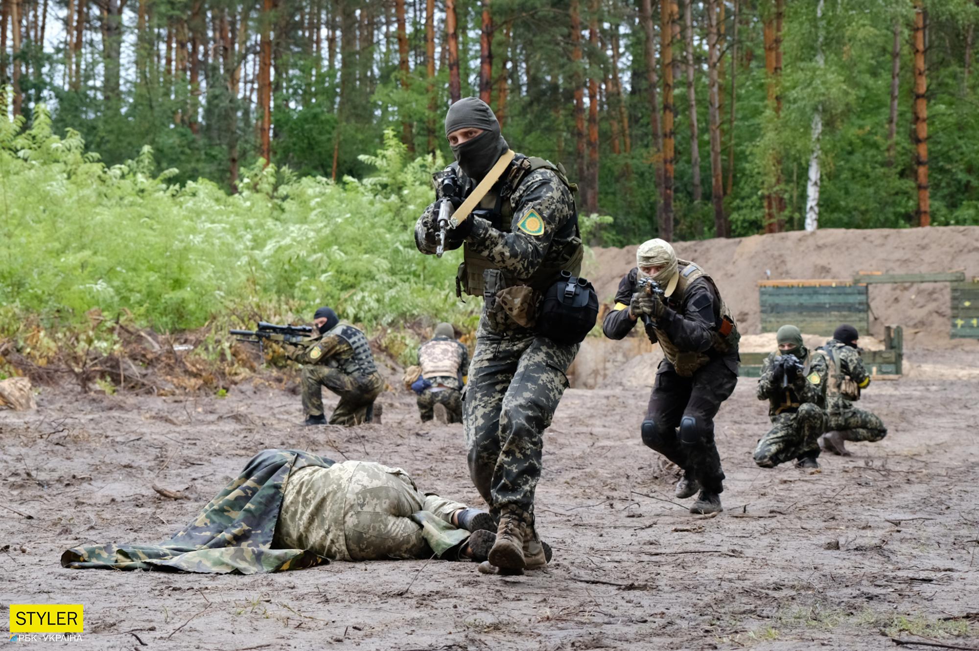 Тут ховалися 15 тисяч окупантів, а зараз тренуються бійці ТрО: сильні фото з навчального табору біля Бучі